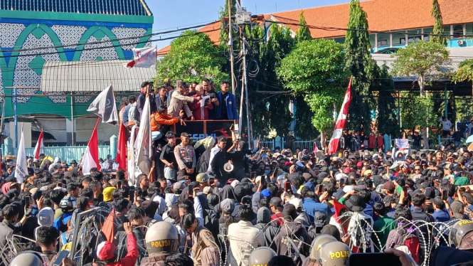 Ketua DPRD Jatim Kusnadi menemui massa pendemo di depan Indrapura