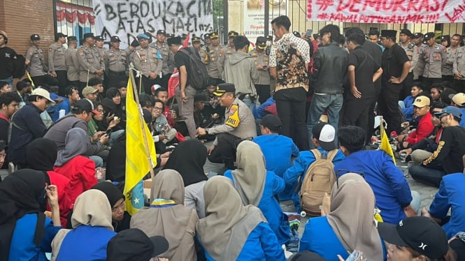 Mahasiswa di Mojokerto gelar aksi demo tolak revisi UU Pilkada.