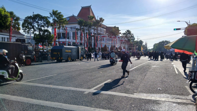 Suasana paska unjuk rasa di Jalan Indrapura Surabaya.