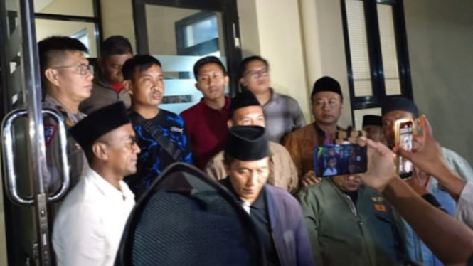 Penghina KH A Warits Ilyas dikawal petugas dan santri-alumni Annuqayah di Mapolres Sumenep