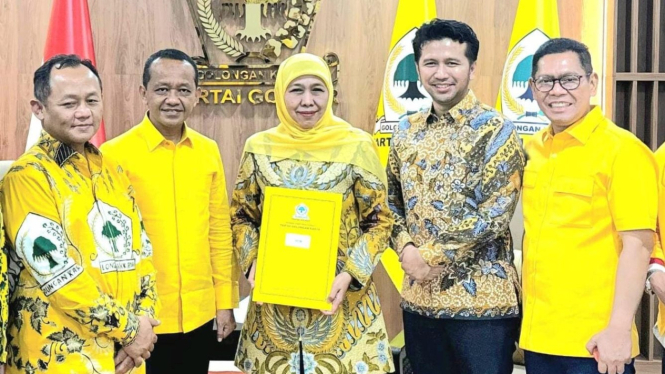 Ketum Golkar Bahlil serahkan rekom ke Khofifah-Emil .