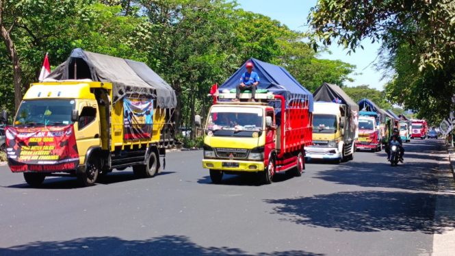 Iringan puluhan truk saat sopir demo di Surabaya.