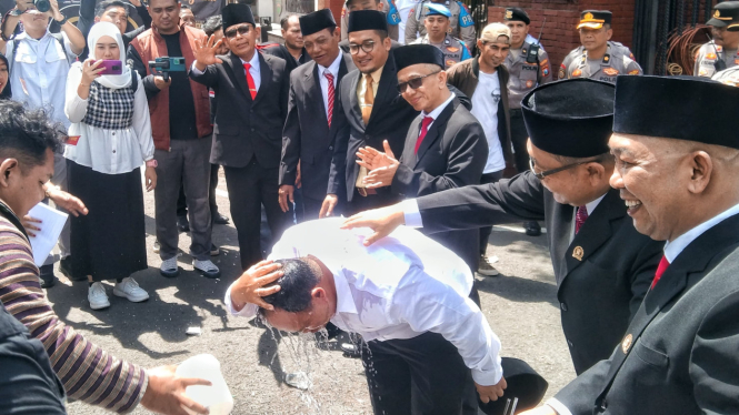 Ketua Sementara DPRD Trenggalek, Doding Rahmadi basah kuyup.