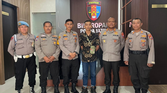 Ipda Ian Braja dan Andi Darmawan saat di Polda Jatim.