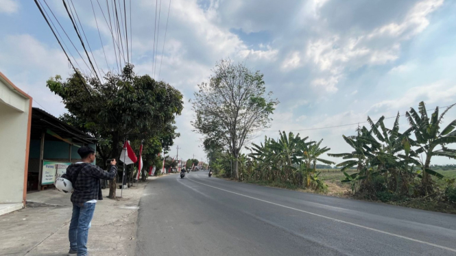 TKP pria lempar pisau di Mojokerto.