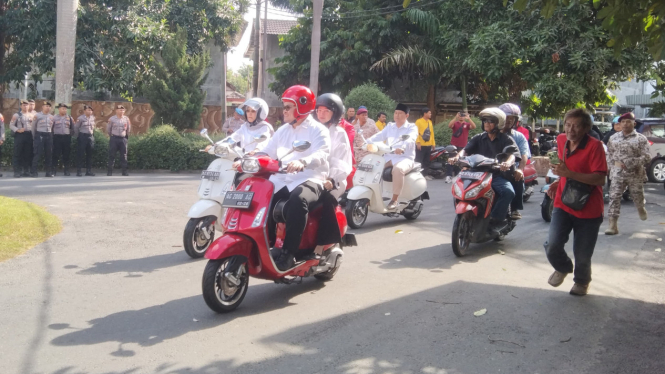 Mas Dhito dan Mbak Dewi daftar ke KPU Kabupaten Kediri.