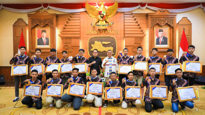 Pj Gubernur Jatim bersama peraih medali emas LKS SMK.