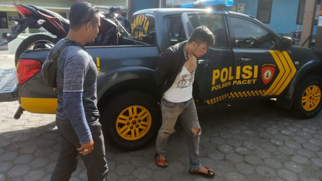 Pemuda penjambret perhiasan lansia di Mojokerto saat diamankan polisi