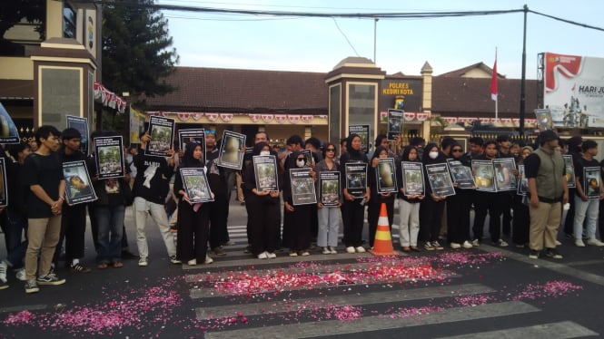 Puluhan aksi mahasiswa solidaritas di depan Polres Kediri Kota.