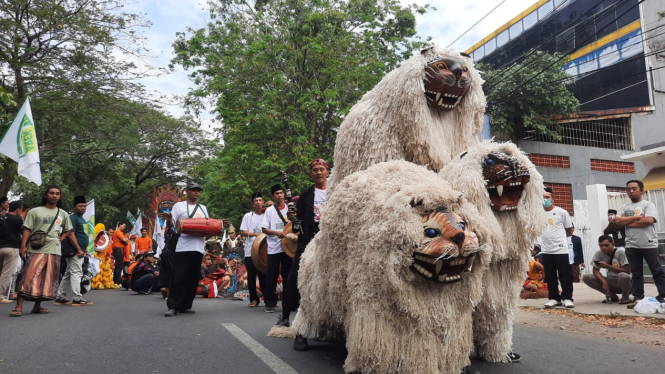 Kesenian barong iringi Khofifah-Emil daftar ke KPU Jatim.