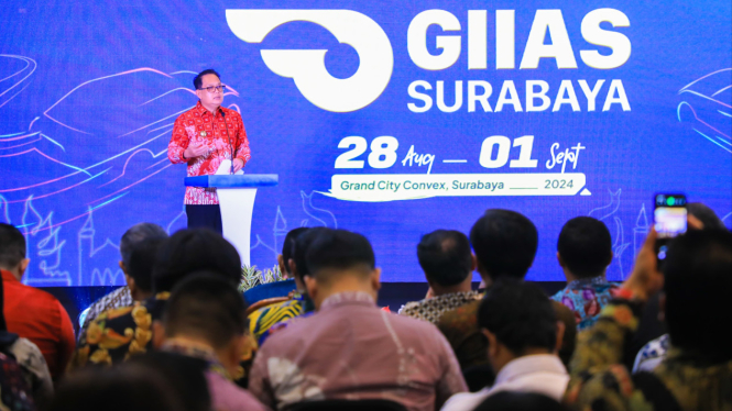 Pj Gubernur Jatim Adhy Karyono di GIIAS Surabaya 2024