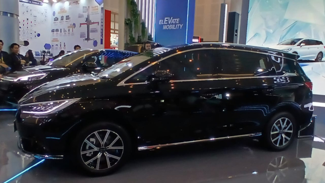 BYD M6, Mobil Listrik