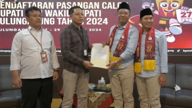 Pasangan Gatut-Baharudin mendaftar di KPU Tulungagung.