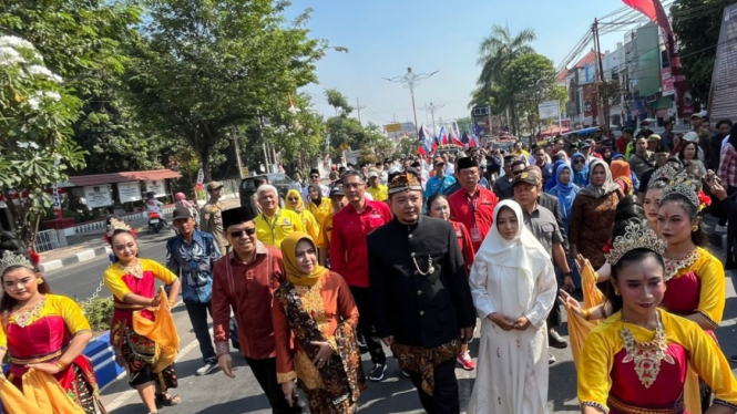 Ning Ita-Cak Sandi Daftar ke KPU Mojokerto Diiring Ribuan Pendukung