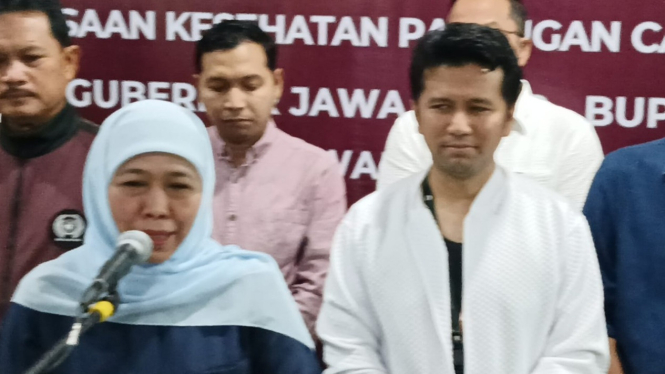 Khofifah Indar Parawansa dan Emil Elestianto Dardak di Graha Amerta RSUD Dr Soetomo Surabaya