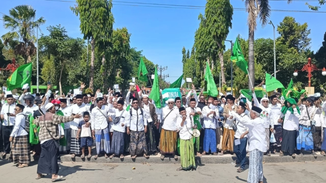 Ribuan Muhibbin antarkan Mas Kiai Fikri-Kiai Unais ke KPU Sumenep