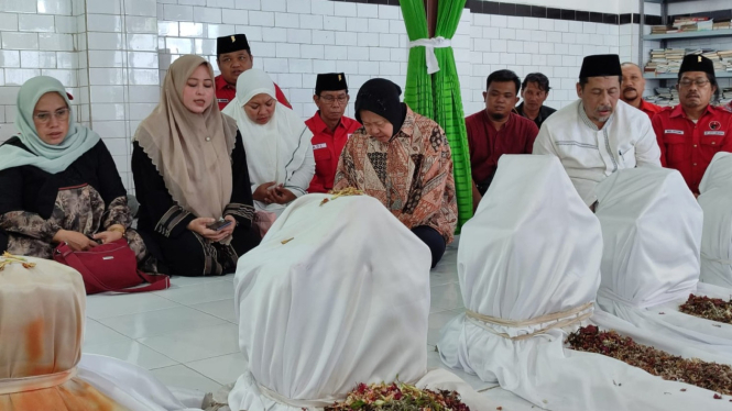 Risma berziarah di makam Sunan Bungkul Surabaya.