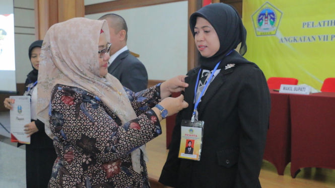 Wabup Gresik Aminatun Habibah saat penutupan PKP