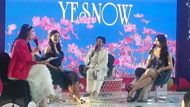 Ayu Sinjai dalam talkshow di sebuah event beauty