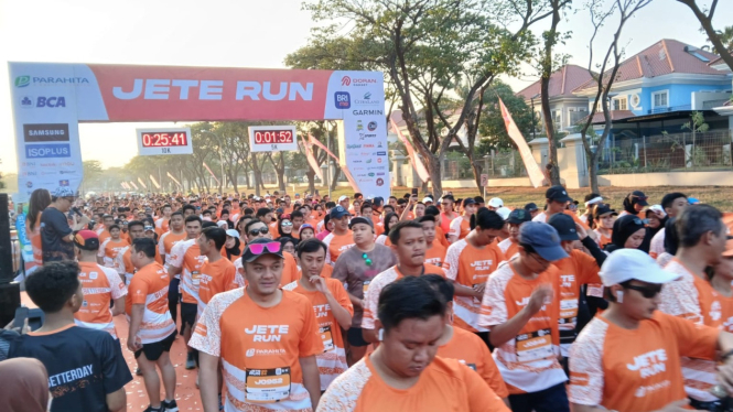 Peserta lari JETE Run ketika melintasi garis start dan finish.