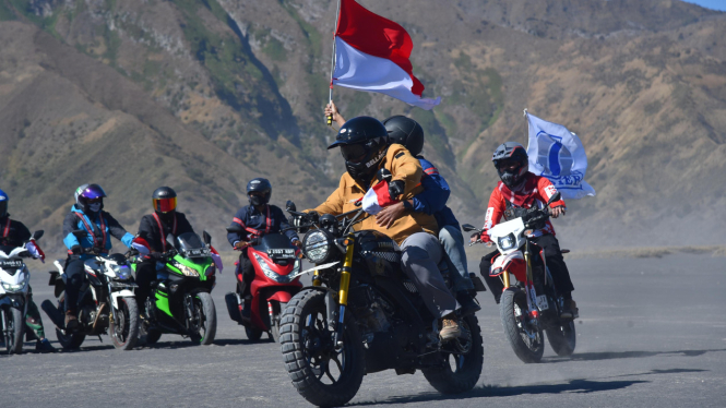 Touring dan berkemah karyawan SIER di Gunung Bromo.