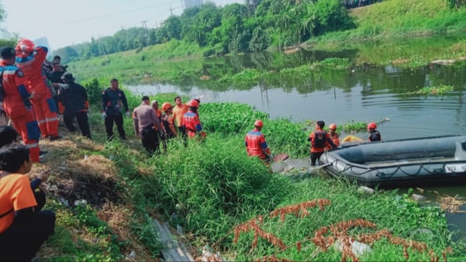 Proses evakuasi jasad korban tenggelam