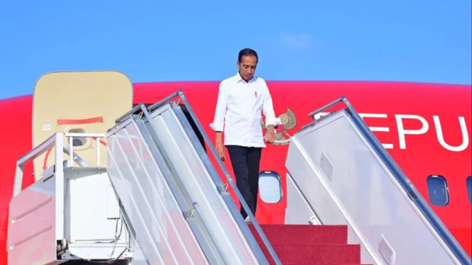 Presiden Joko Widodo turun dari pesawat kepresidenan.