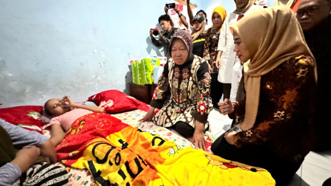 Momen Risma sambangi gadis mengidap kanker dan tumor