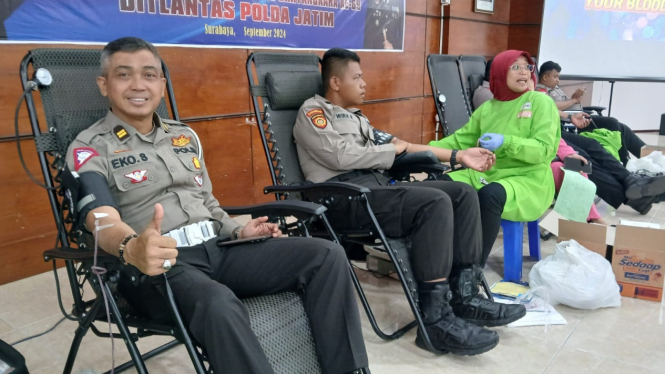 Petugas kepolisian lalu lintas berdonor darah di PMI Surabaya.