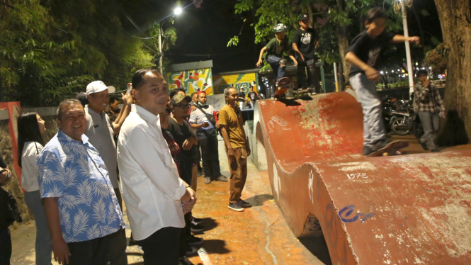 Wali Kota Eri meninjau skatepark di Kalimas Surabaya.