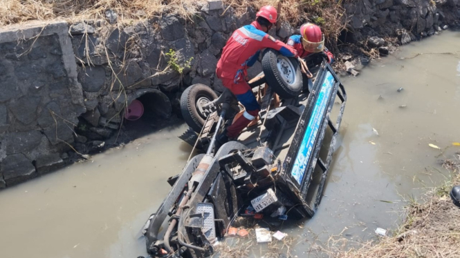 Motor 3 roda terjun ke dalam sungai di Surabaya.