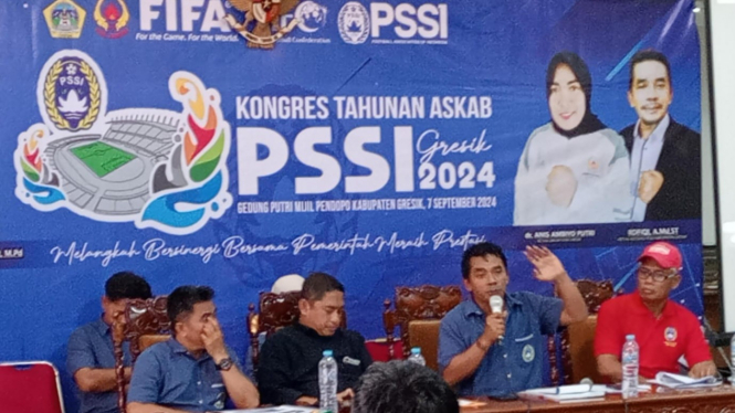 Ketua Askab PSSI Gresik Rofiqi di pimpin kongres tahunan.