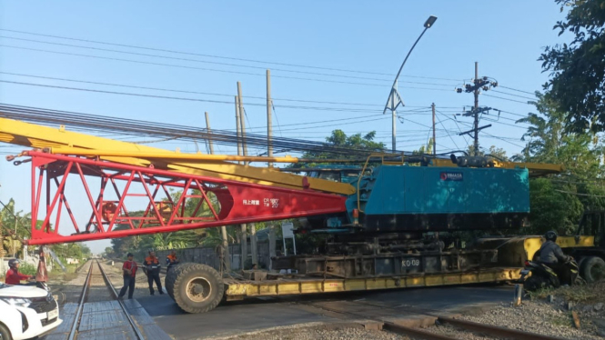 Truk Besar Nyangkut di Rel Kereta Api Surabaya