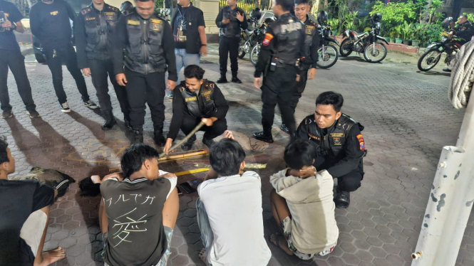 Lima anggota gangster beserta senjata tajam diamankan polisi.