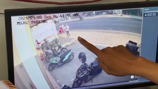 Rekaman kamera CCTV halaman parkir kantor  cabang JNT Express Drop Points Bangsal.