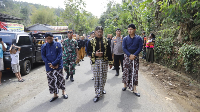 Prosesi Kirab Grebek 99 di Sumurup Trenggalek.