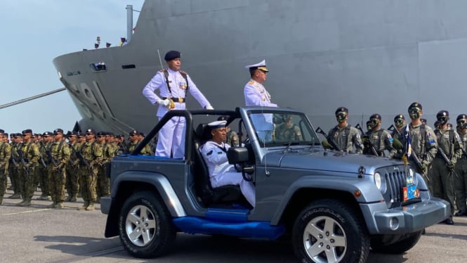 Pangkoarmada II saat menginspeksi prajurit TNI AL di Surabaya.