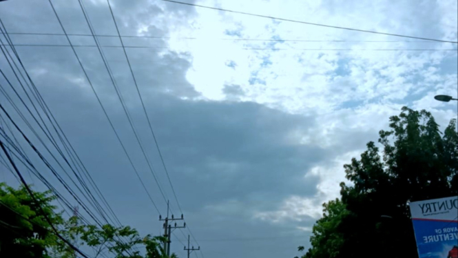 Langit Jemursari Surabaya terlihat mendung.