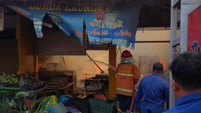 Ruko laundry di Mojokerto hangus terbakar.