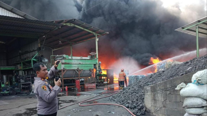 Petugas Polsek Kedamean saat mengamankan lokasi Pabrik terbakar