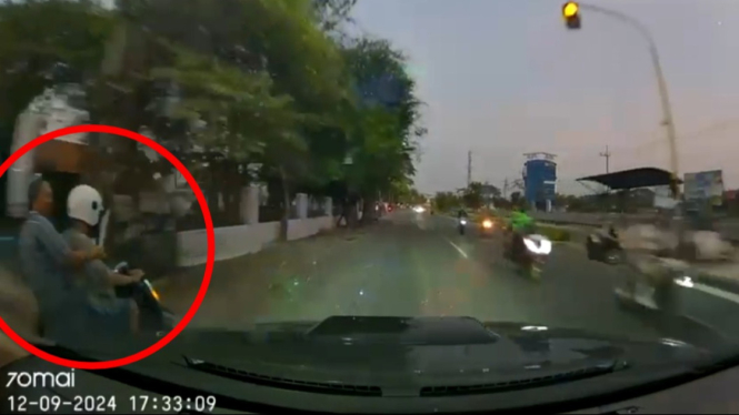 Tangkapan layar video aksi begal di area Kampus ITS Surabaya.