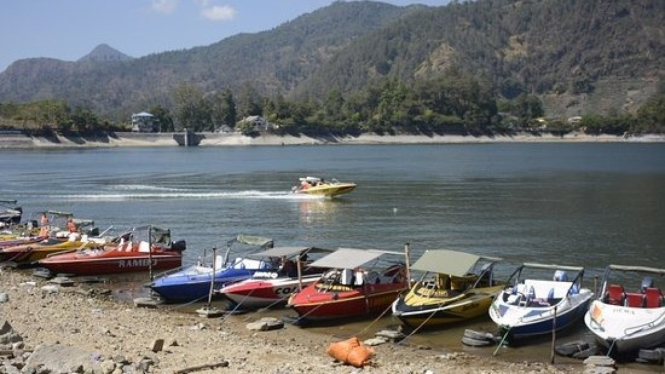 Telaga Sarangan Magetan tampak mengering.