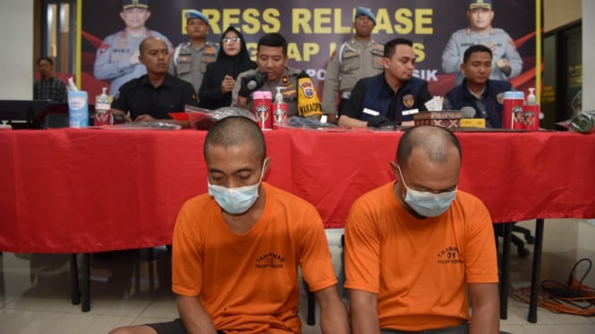 Dua tersangka pencurian mobil pick up di Gresik.