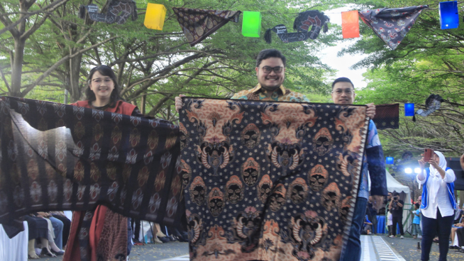 Bupati Kediri Mas Dhito tunjukkan batik motif panji