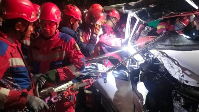 Tim rescue sedang menyelamatkan korban.