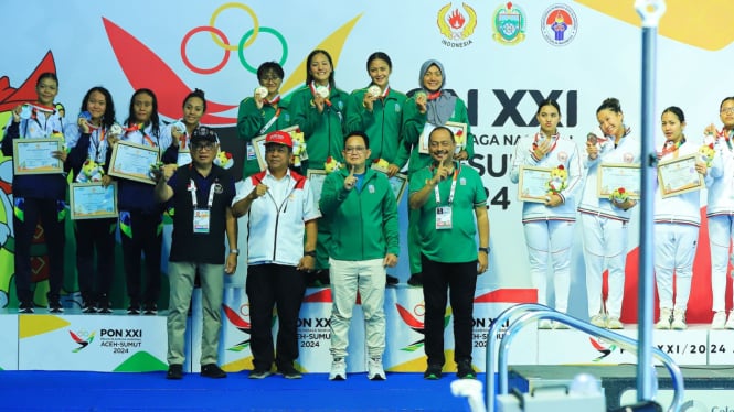 Pj Gubernur Jatim Adhy Karyono dan Atlet Renang Jatim