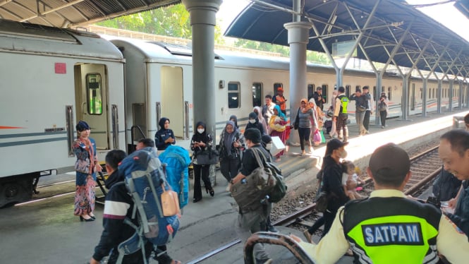 Penumpang di Stasiun KAI Daop 8 Surabaya