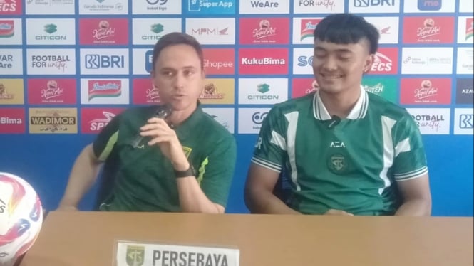 Pelatih Persebaya Paul Munster dan kiper Ernando Ari.