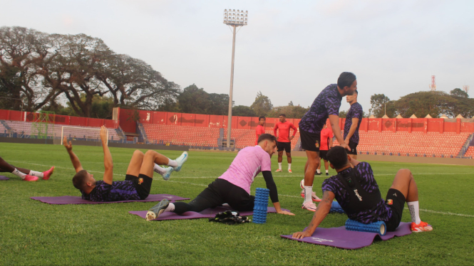 Persik Kediri dalam sesi latihan di Stadion Brawijaya.