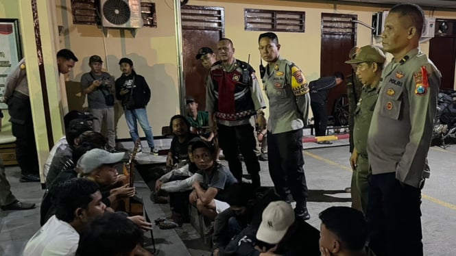 Petugas gabungan amankan puluhan pengamen jalanan di Mojokerto.